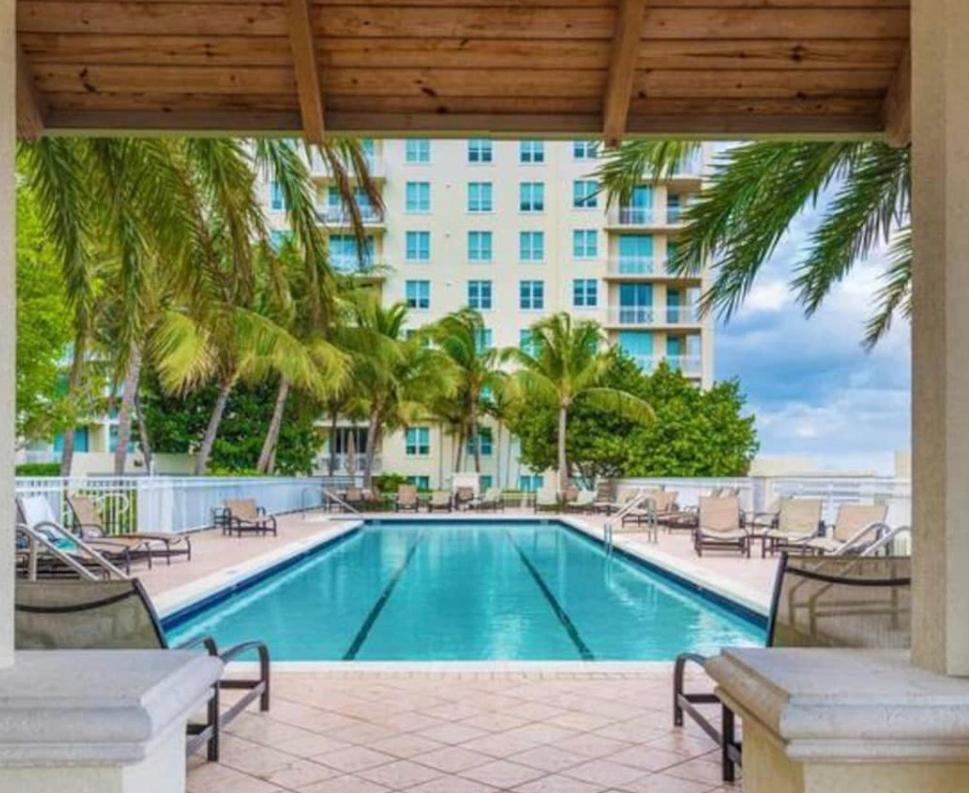 Tropical Coastal Resort Бойнтон-Бич Экстерьер фото